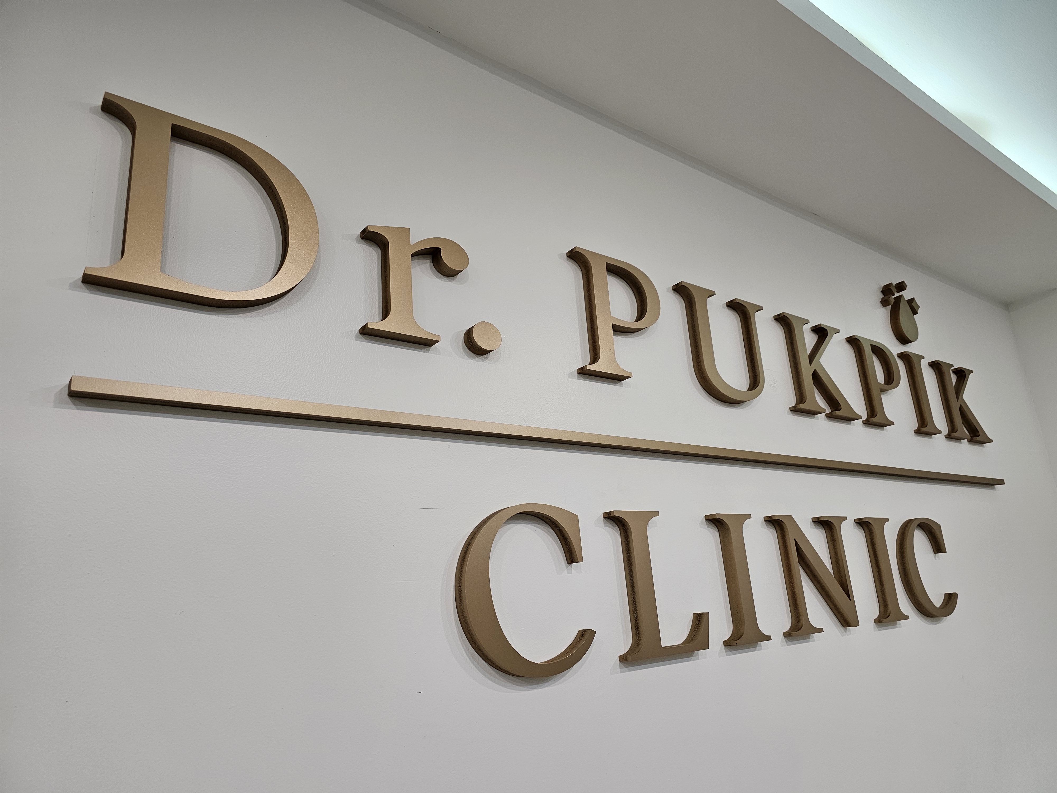 ป้ายชื่อ Dr.Pukpik Clinic ภายในคลินิก